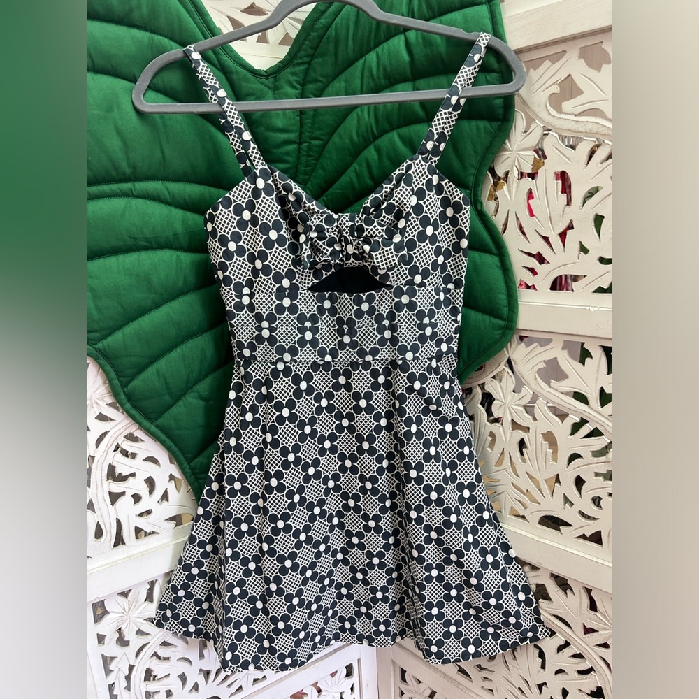 Farm Rio black and white retro floral mini dress. Size P. Side zipper.
